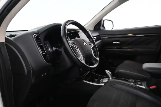 Valkoinen Maastoauto, Mitsubishi Outlander – YXR-683