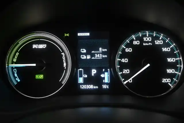 Valkoinen Maastoauto, Mitsubishi OUTLANDER PHEV – YXR-683