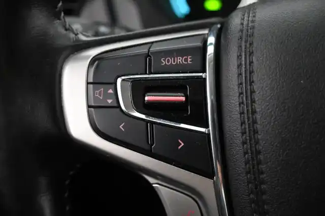 Valkoinen Maastoauto, Mitsubishi Outlander – YXR-683