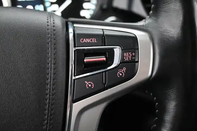 Valkoinen Maastoauto, Mitsubishi Outlander – YXR-683