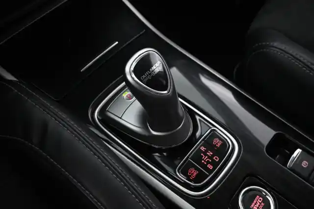 Valkoinen Maastoauto, Mitsubishi Outlander – YXR-683