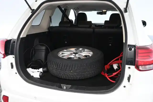 Valkoinen Maastoauto, Mitsubishi Outlander – YXR-683