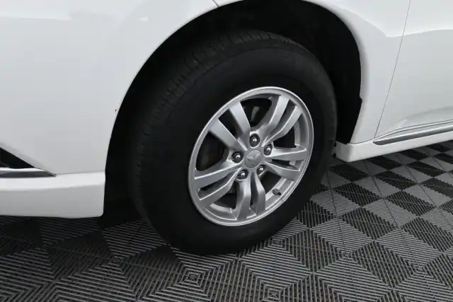 Valkoinen Maastoauto, Mitsubishi Outlander – YXR-683