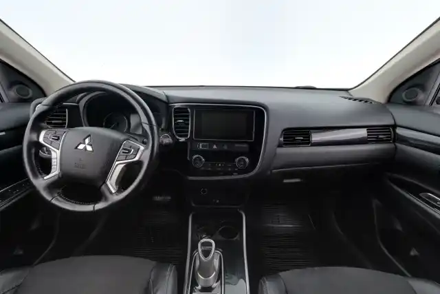 Valkoinen Maastoauto, Mitsubishi Outlander – YXR-683