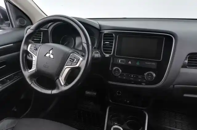 Valkoinen Maastoauto, Mitsubishi Outlander – YXR-683