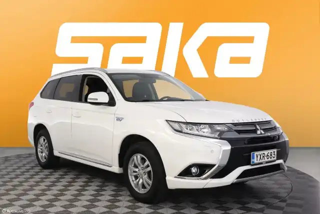 Valkoinen Maastoauto, Mitsubishi Outlander – YXR-683