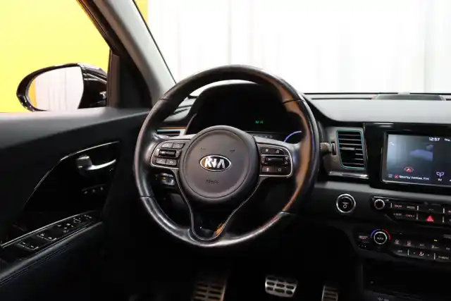 Musta Maastoauto, Kia NIRO – YXS-402