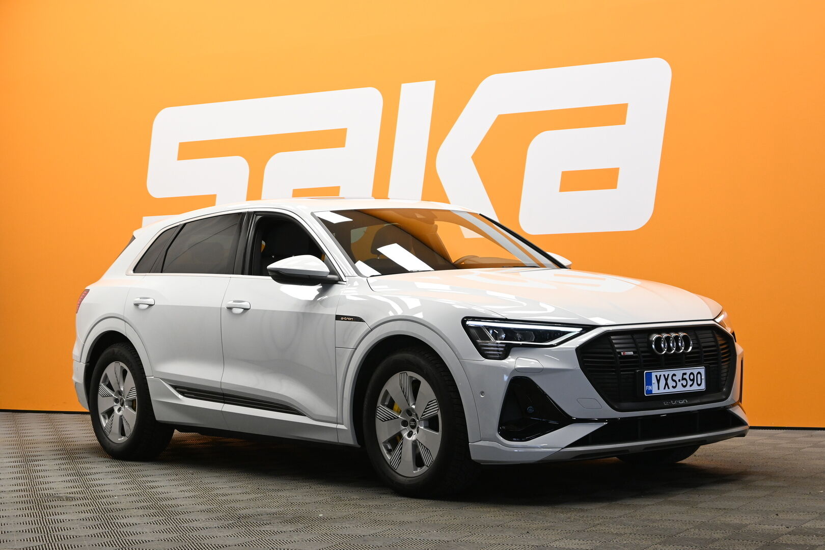 Valkoinen Maastoauto, Audi e-tron – YXS-590
