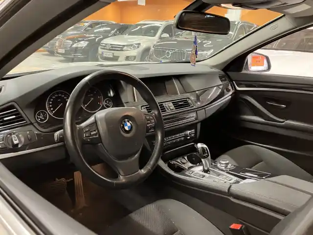 Valkoinen Sedan, BMW 520 – YXS-897