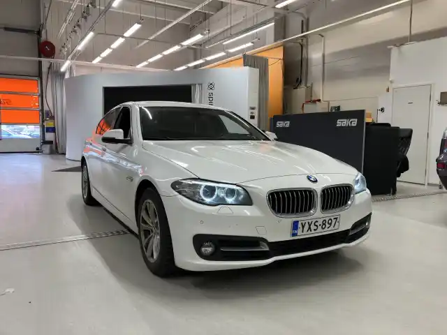 Valkoinen Sedan, BMW 520 – YXS-897