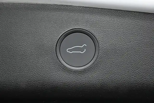Valkoinen Sedan, Tesla Model 3 – YXU-113