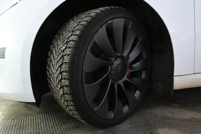 Valkoinen Sedan, Tesla Model 3 – YXU-113