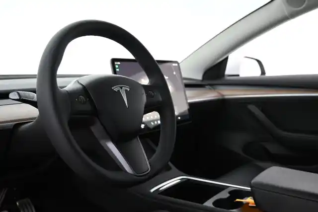 Valkoinen Sedan, Tesla Model 3 – YXU-113