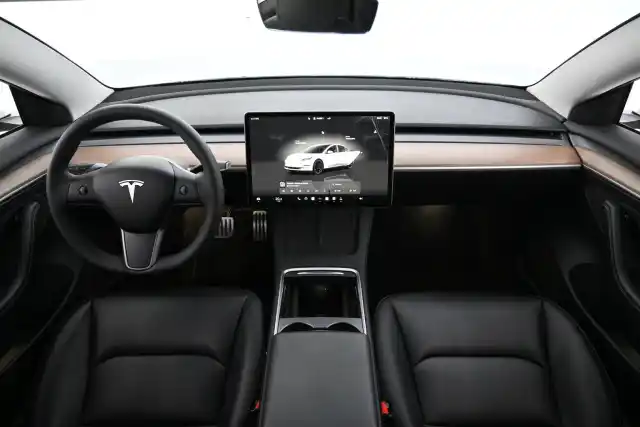 Valkoinen Sedan, Tesla Model 3 – YXU-113