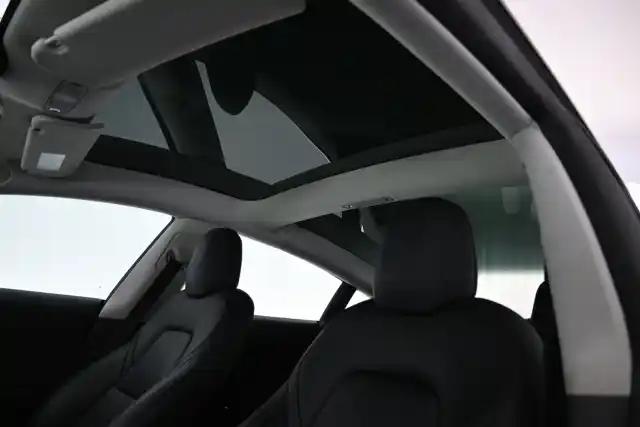 Valkoinen Sedan, Tesla Model 3 – YXU-113