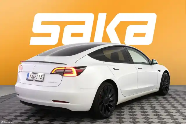 Valkoinen Sedan, Tesla Model 3 – YXU-113