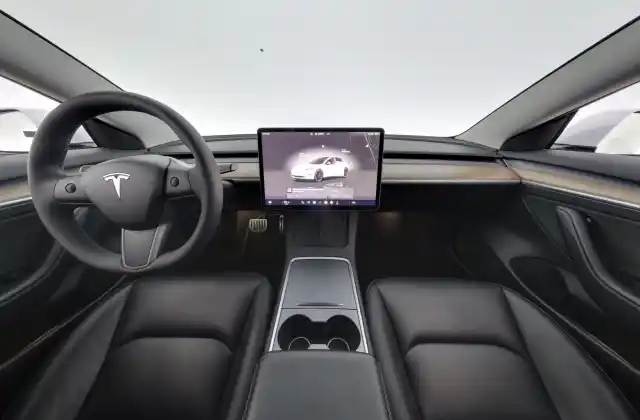Valkoinen Sedan, Tesla Model 3 – YXU-113