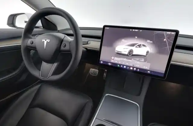 Valkoinen Sedan, Tesla Model 3 – YXU-113