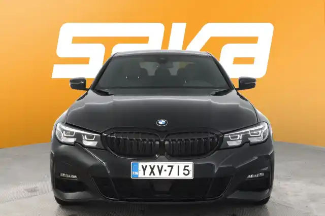 Musta Sedan, BMW 330 – YXV-715