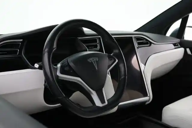 Harmaa Maastoauto, Tesla Model X – YXX-582