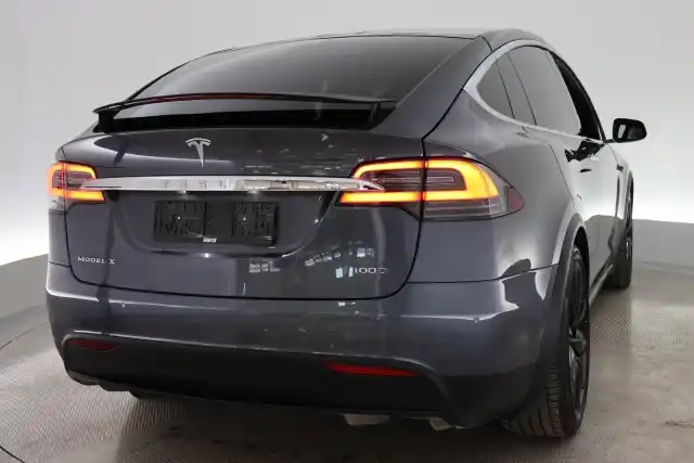 Harmaa Maastoauto, Tesla Model X – YXX-582