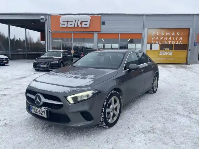 Harmaa Sedan, Mercedes-Benz A – YXX-627