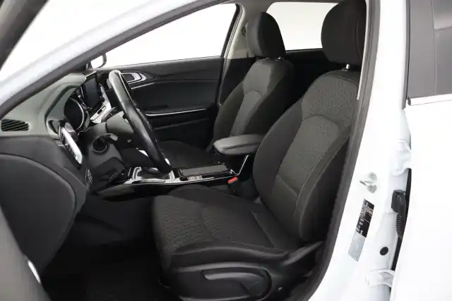 Valkoinen Farmari, Kia Ceed – YXX-645