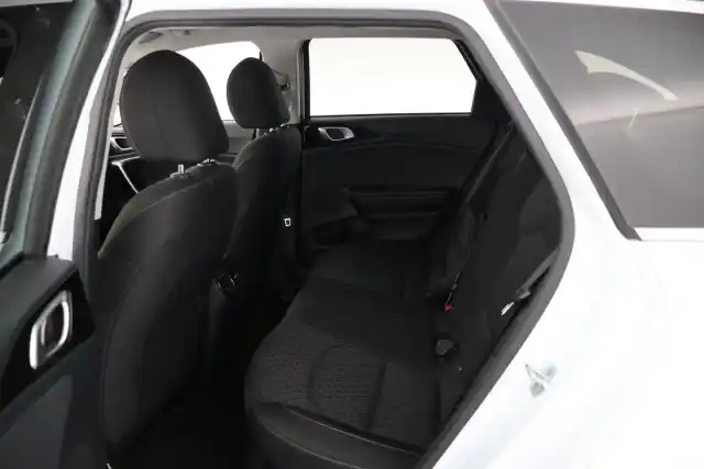 Valkoinen Farmari, Kia Ceed – YXX-645