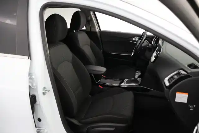 Valkoinen Farmari, Kia Ceed – YXX-645