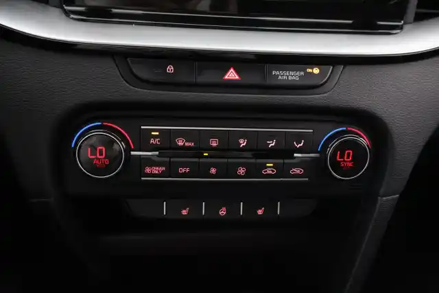 Valkoinen Farmari, Kia Ceed – YXX-645
