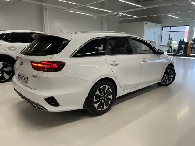 Valkoinen Farmari, Kia Ceed – YXX-645
