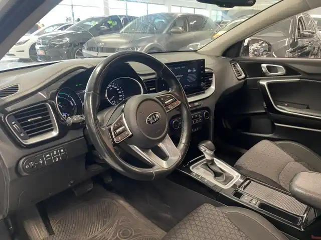 Valkoinen Farmari, Kia Ceed – YXX-645