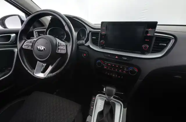 Valkoinen Farmari, Kia Ceed – YXX-645