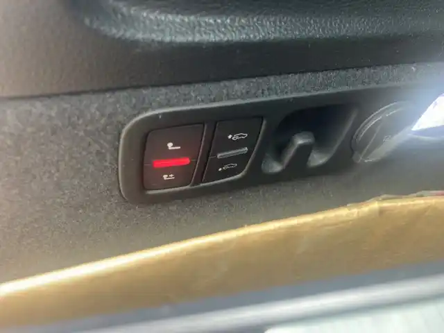 Harmaa Maastoauto, Audi Q7 – YXX-680