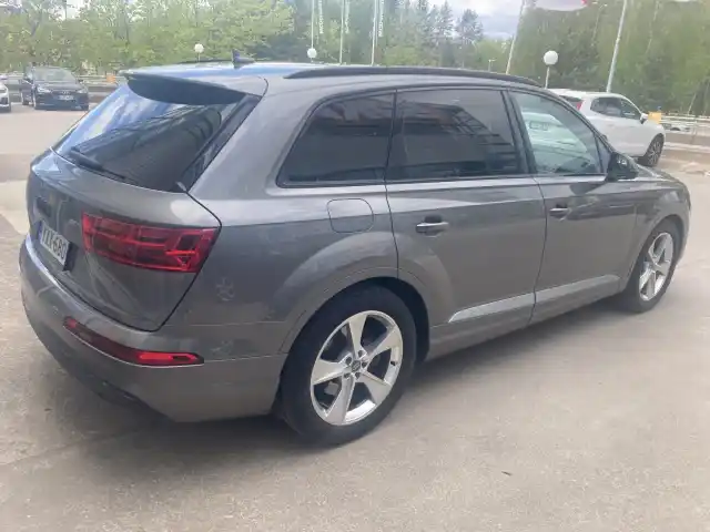 Harmaa Maastoauto, Audi Q7 – YXX-680