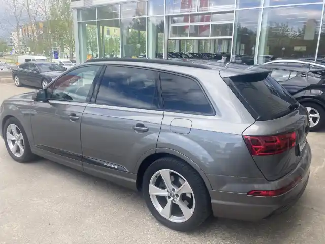 Harmaa Maastoauto, Audi Q7 – YXX-680