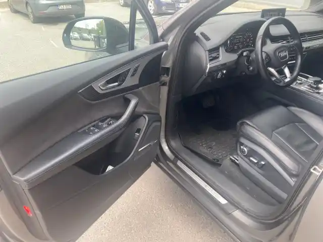 Harmaa Maastoauto, Audi Q7 – YXX-680