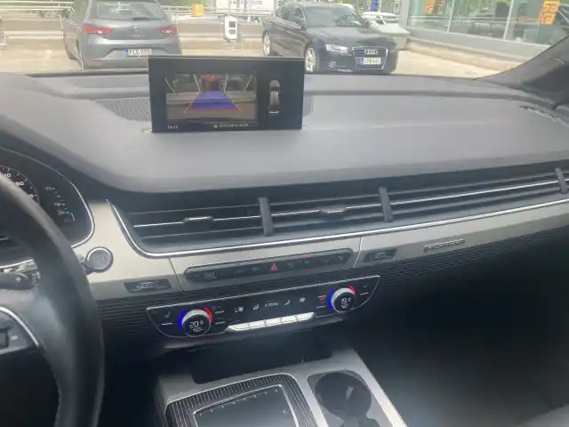 Harmaa Maastoauto, Audi Q7 – YXX-680