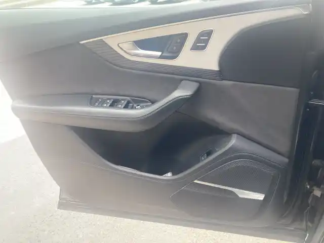 Harmaa Maastoauto, Audi Q7 – YXX-680