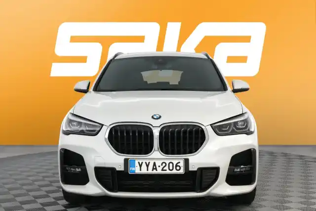 Valkoinen Maastoauto, BMW X1 – YYA-206