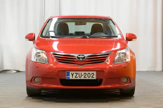 Punainen Sedan, Toyota Avensis – YZU-202