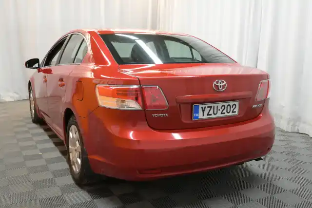 Punainen Sedan, Toyota Avensis – YZU-202