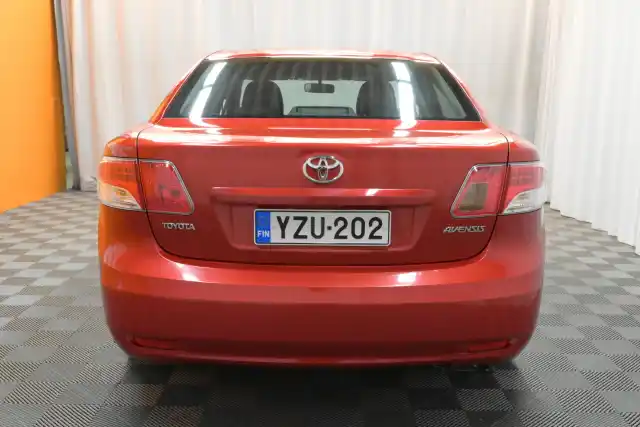 Punainen Sedan, Toyota Avensis – YZU-202