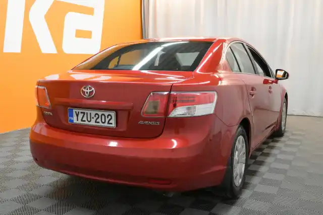 Punainen Sedan, Toyota Avensis – YZU-202