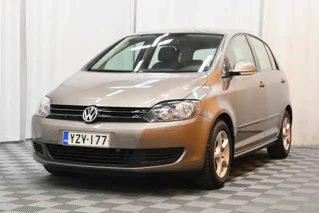 Ruskea Tila-auto, Volkswagen Golf Plus – YZV-177