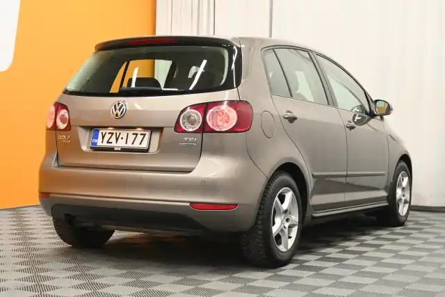 Ruskea Tila-auto, Volkswagen Golf Plus – YZV-177