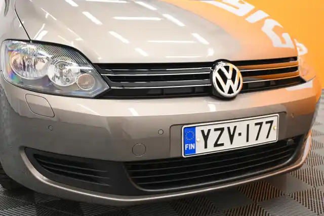 Ruskea Tila-auto, Volkswagen Golf Plus – YZV-177