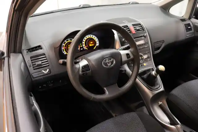 Harmaa Viistoperä, Toyota Auris – YZX-497