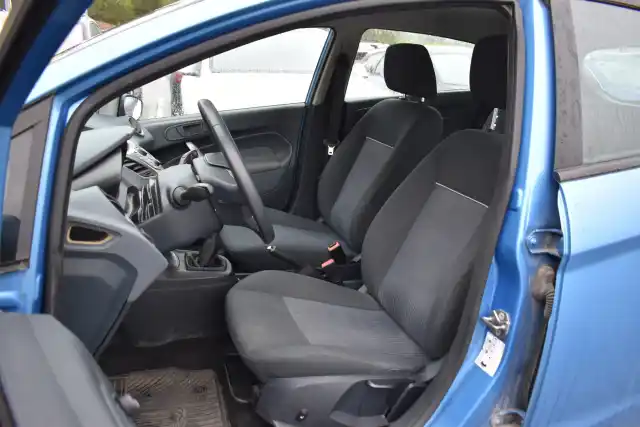 Sininen Viistoperä, Ford Fiesta – YZY-295
