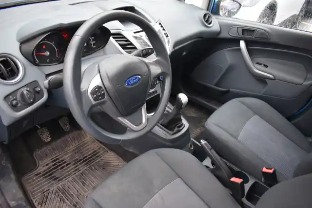 Sininen Viistoperä, Ford Fiesta – YZY-295
